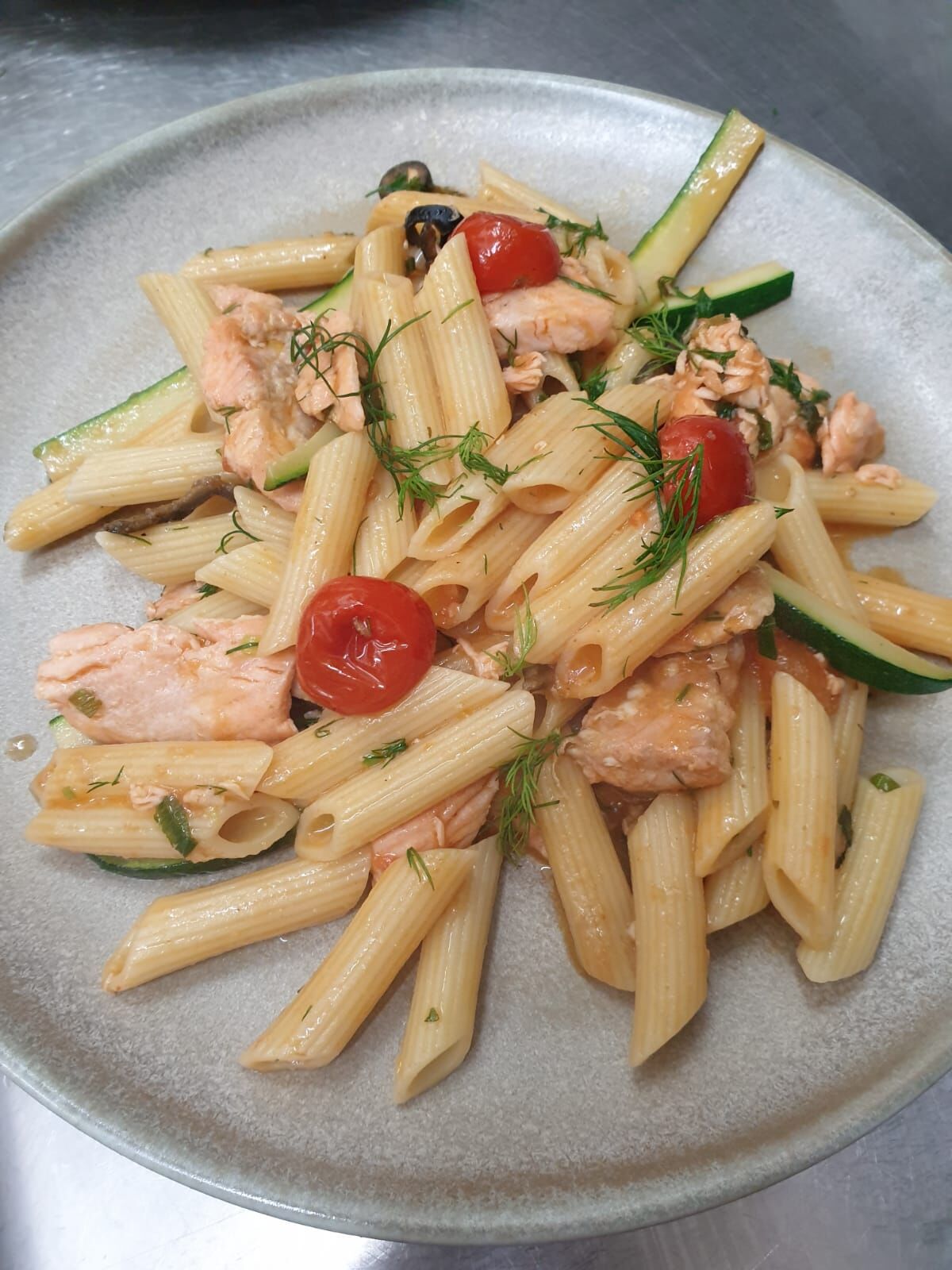 Penne Aioli mit Lachs Zucchini und Oliven