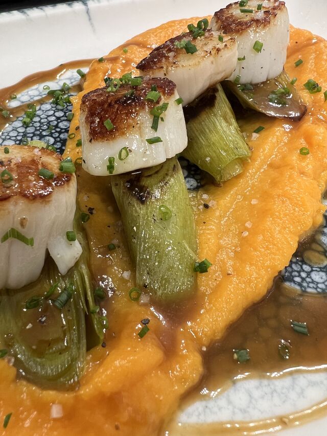 Les Saint Jacques et Poireaux à la Plancha, Jus au Cap Corse et Mousseline de Patates Douces