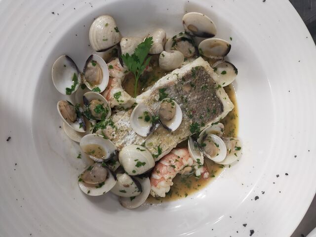 Merluza en salsa verde con almejas y gambones