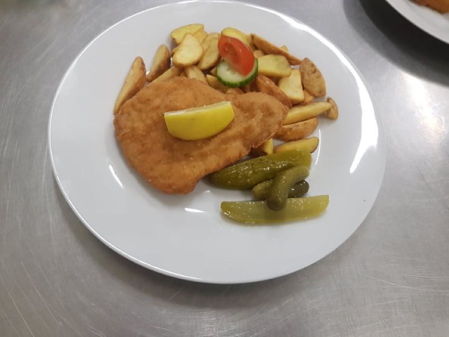 Smažený vepřový řízek, americké brambory