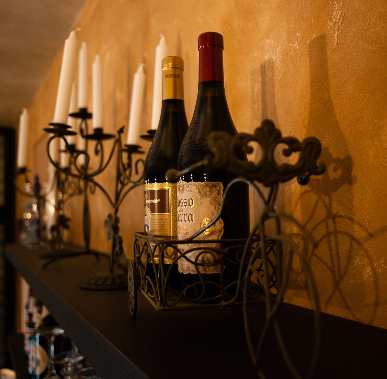 dettaglio con candelabri in ferro battuto, vini selezionati italiani