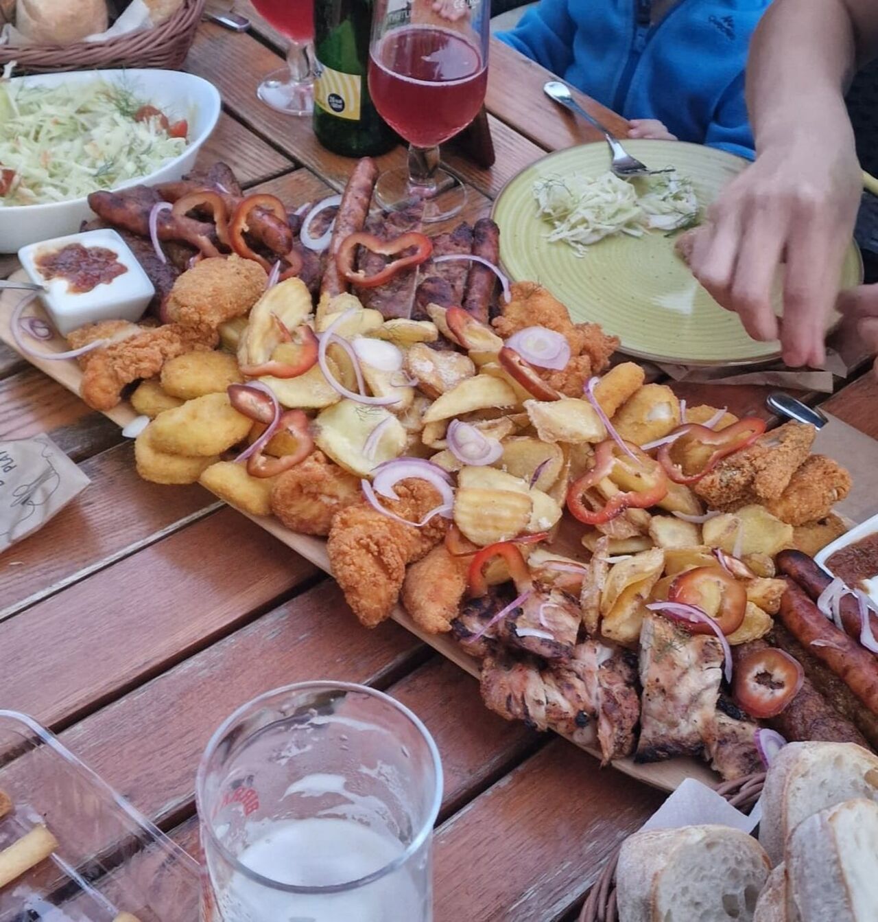 Cu prietenii la un platou!