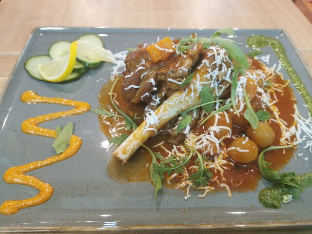 Arnisio mpouti kokkinisto stifado 