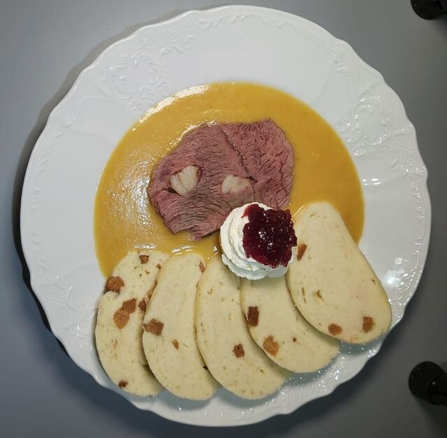 Svíčková na smetaně s houskovými knedlíky