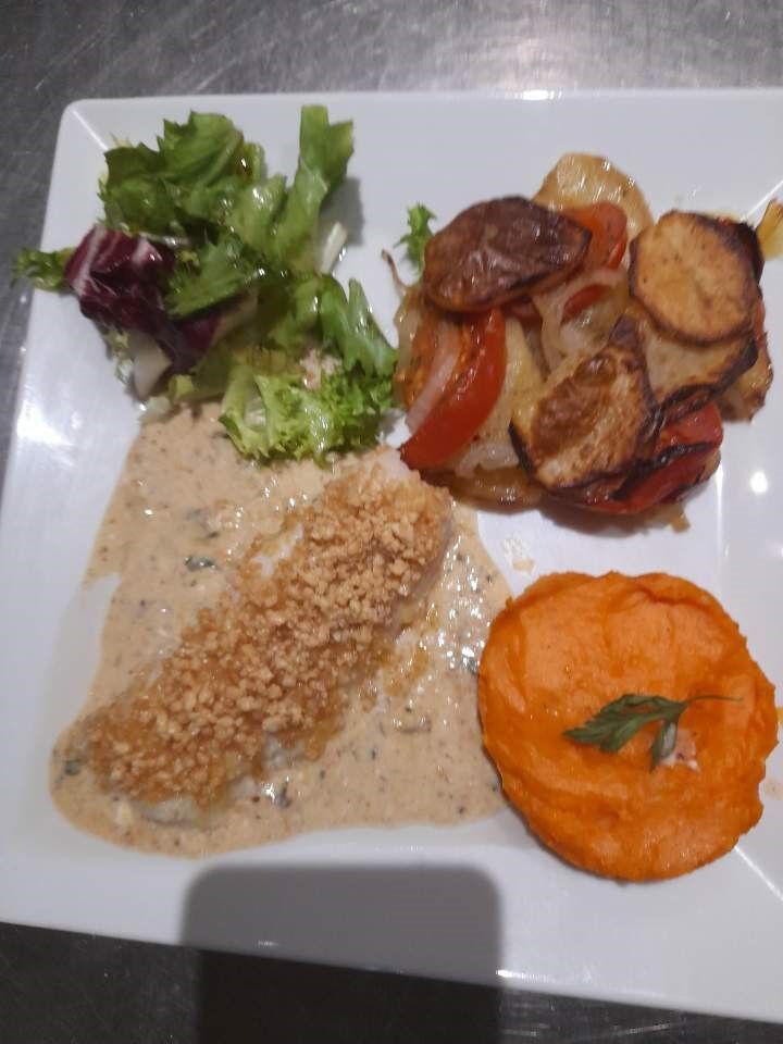 Filet de cabillaud pané aux cacahuètes,pomme de terre sautées et purée de carottes
