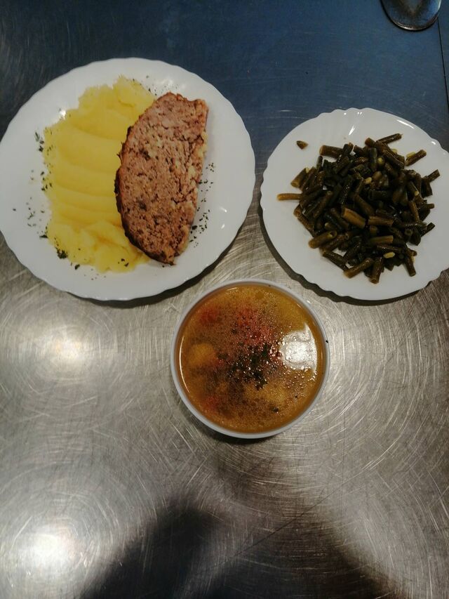 Juha, mesna štruca, krumpir pire, salata od mahuna