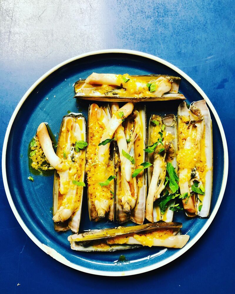 Couteaux snackés au beurre de piments d’Espelette