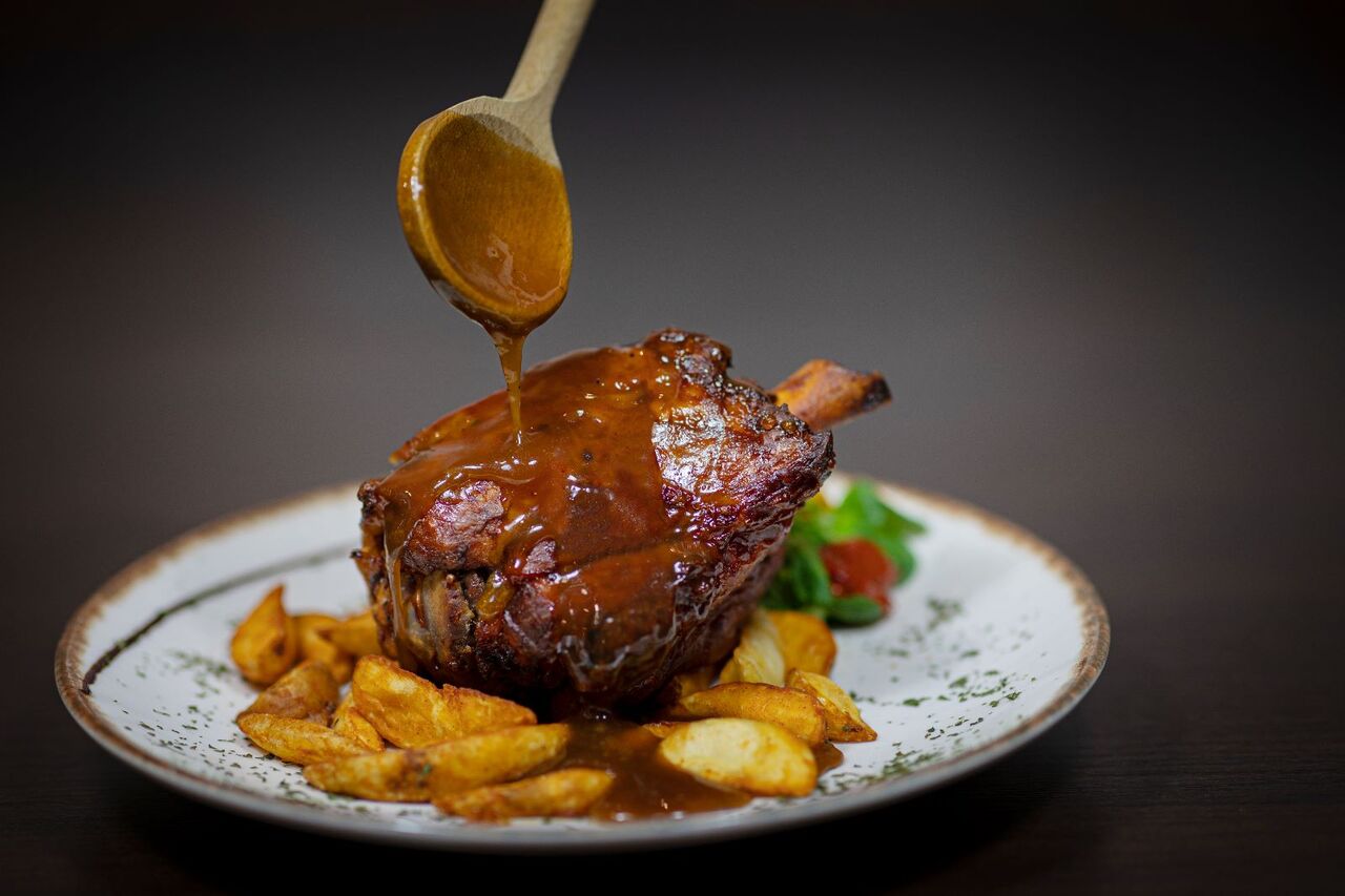 SVINJSKA KOLJENICA U BAVRSKOM UMAKU