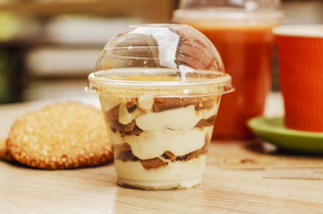 Трайфл Медовик - медові коржі, натуральний сметанний крем.