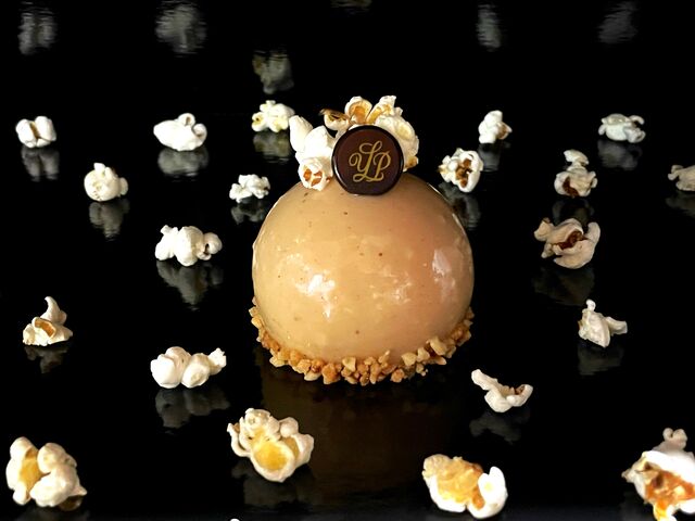 Praliné pop corn, croquant maïs et crémeux vanille.