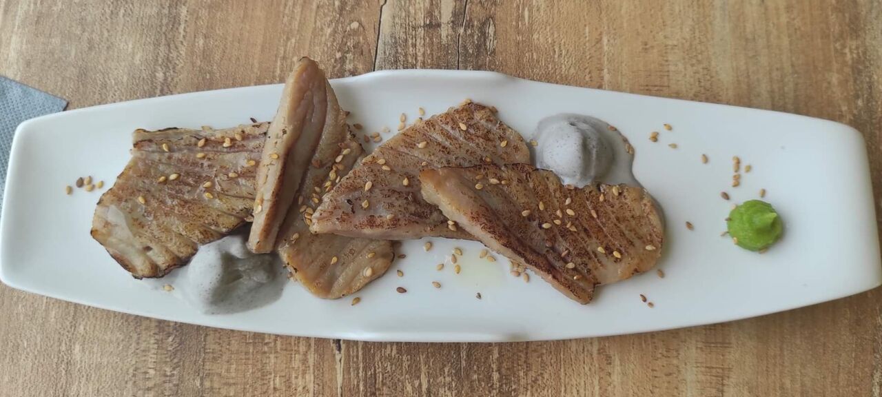 Tataki de thon, huile de sésame et wasabi