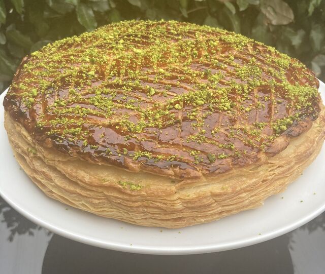 Ma galette préférée : une feuilletée maison, crème frangipane pistachée, griottes.
Un gras merveilleux qui fait du bien. 