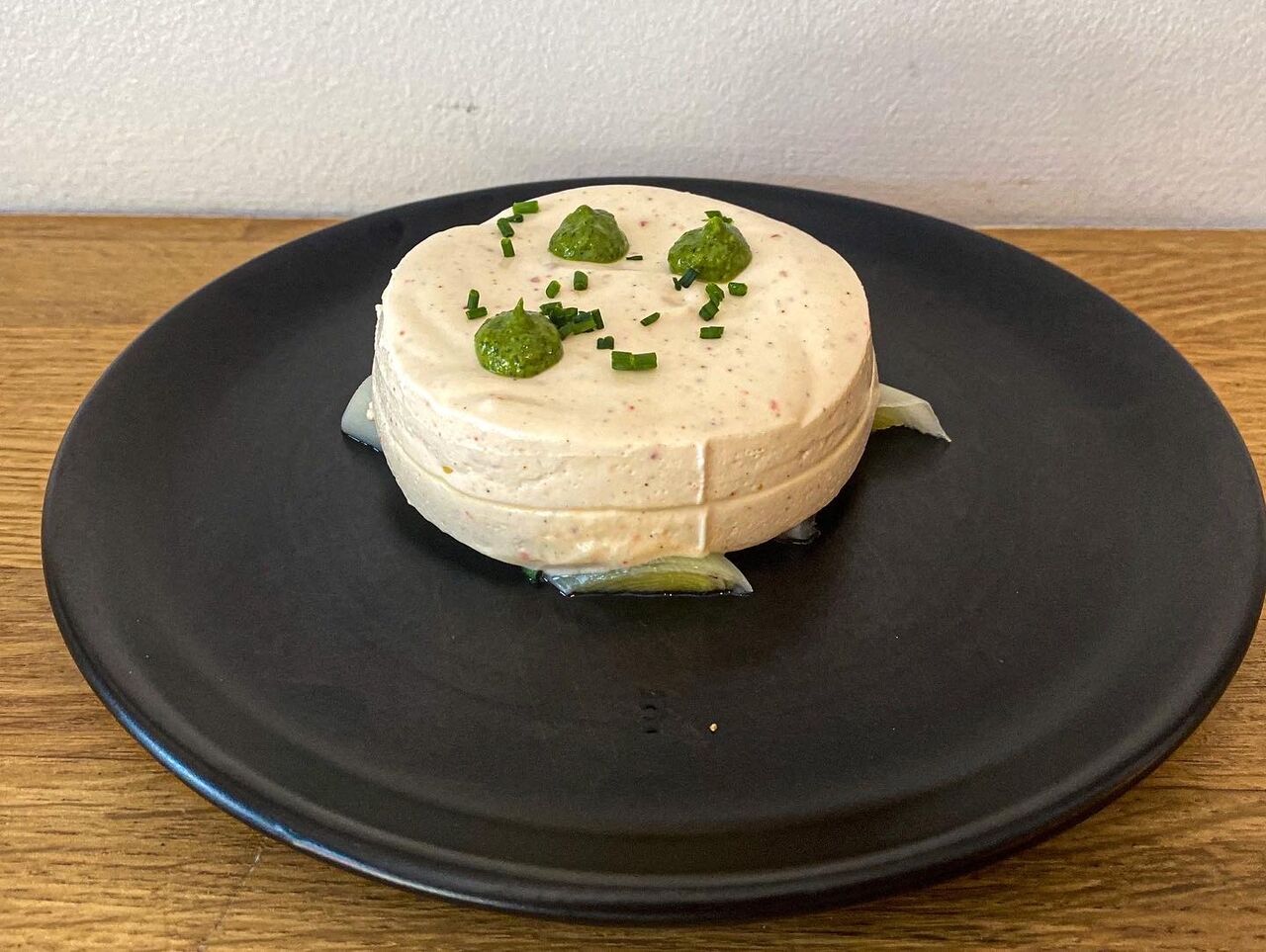 Blanc manger au piment d'Espelette sur ces poireaux et vinaigrette 