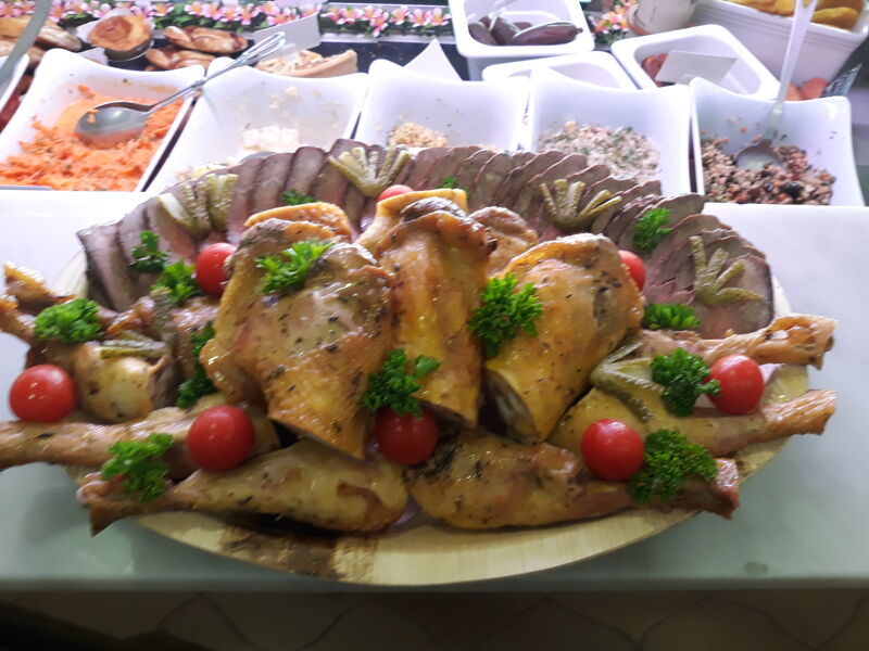 Plateau de viande pour un buffet de communion.