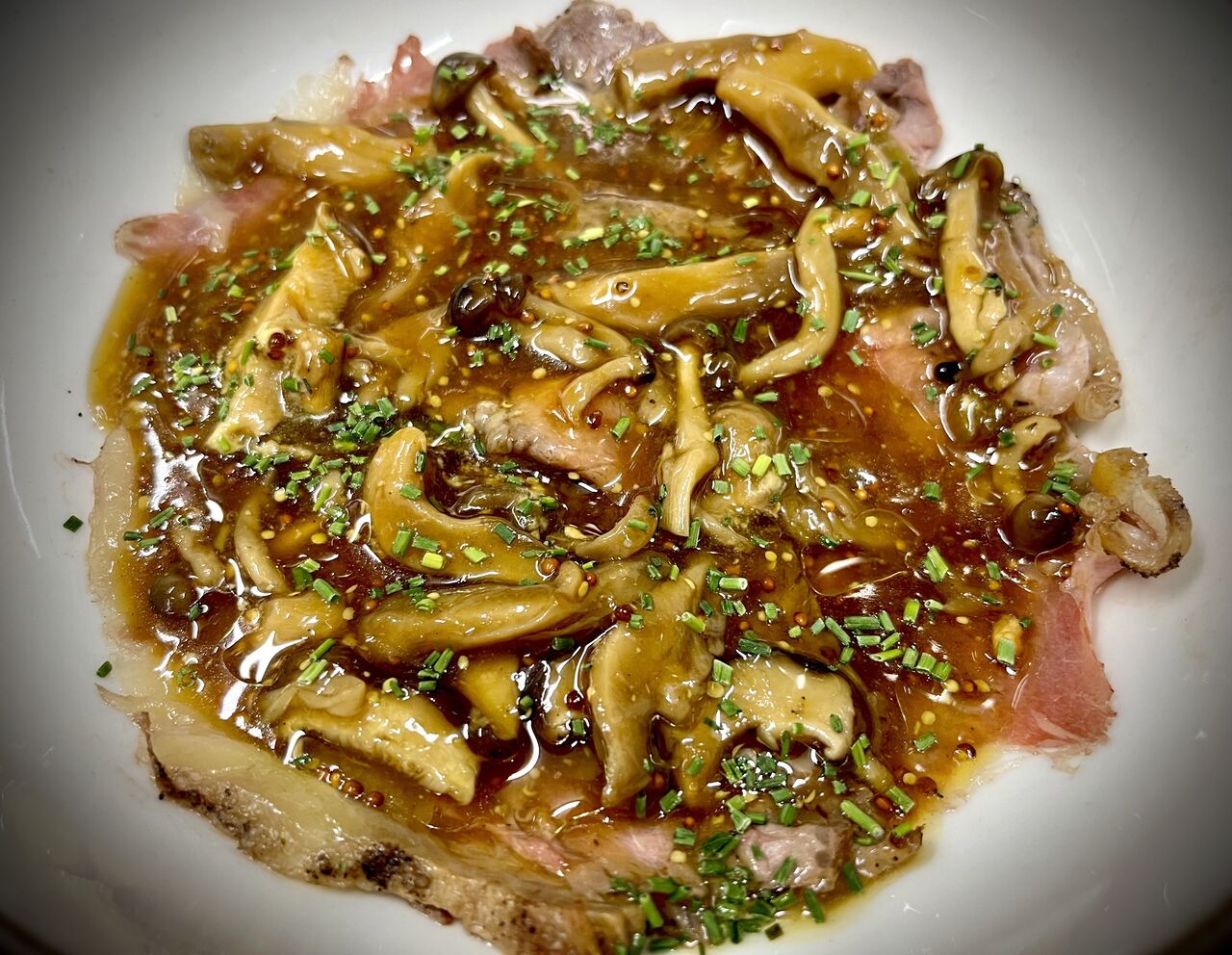 Rosbif con setas y salsa de mostaza y wasabi