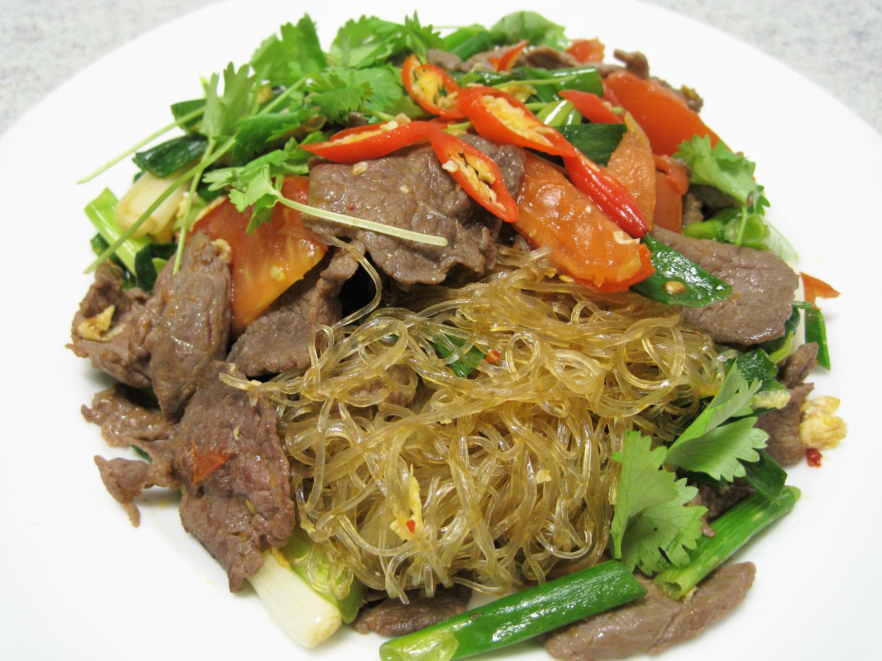 Glasnudeln gebraten mit Rind- oder Hühnerfleisch