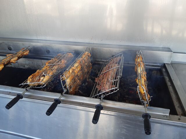 Poulets et ribs, cuit à la braise, matin et soir tout les jours sauf le dimanche!