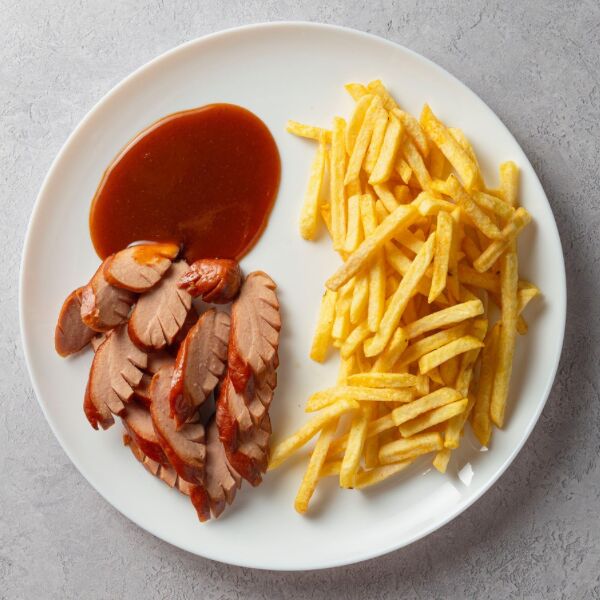 Currywurst mit Pommes 8,90 €
