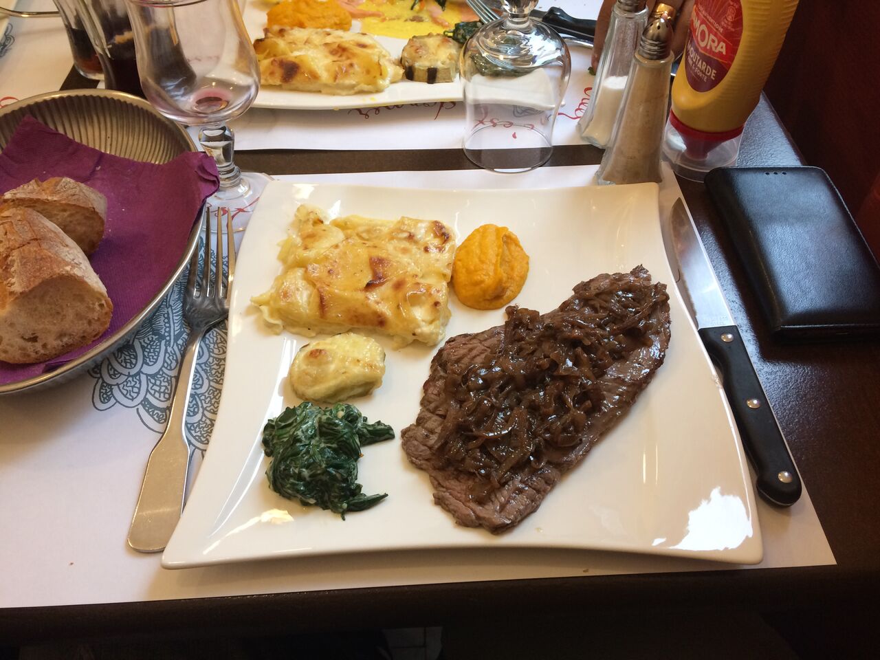 Bavette au poivre vert avec assortiments de légumes frais.