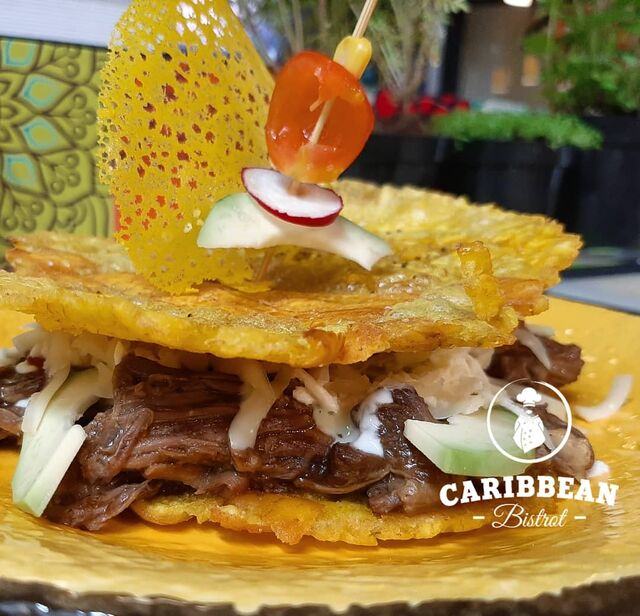 Patacon Peluo, impasto de platano verde con ripieno di carne di manzo 