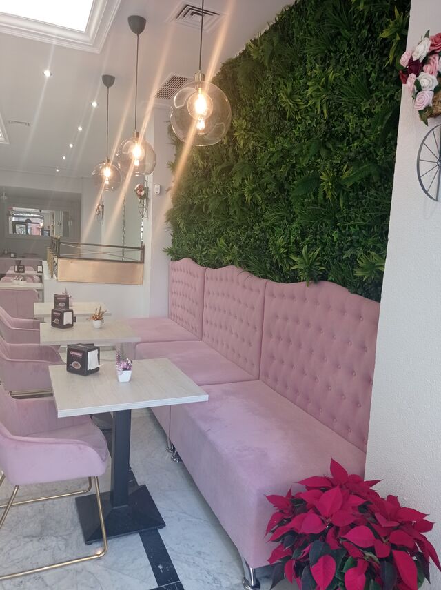 Entren y relájense con una decoración vegetal y comodidad en nuestras sillas.