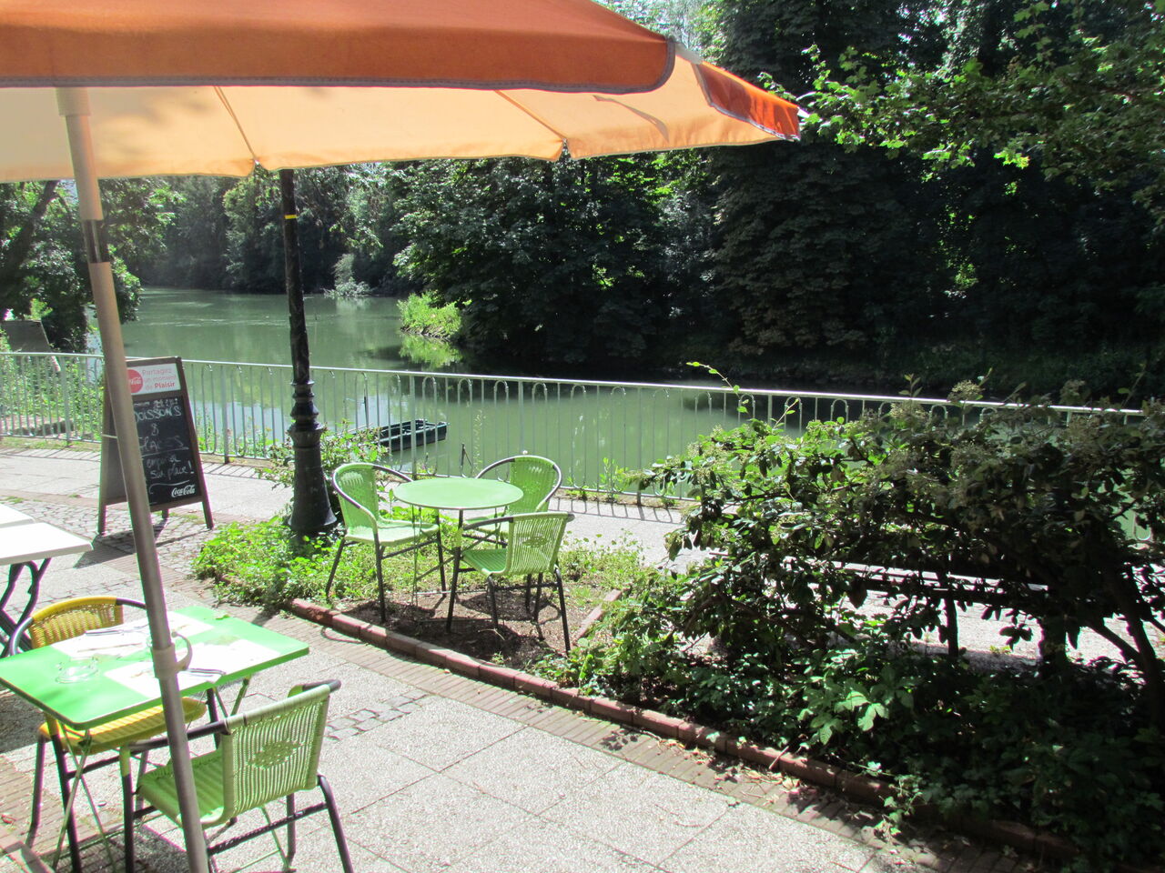 Venez boire un verre ou manger en bord de marne, dans un cadre relaxant au chalet des bords de marne 