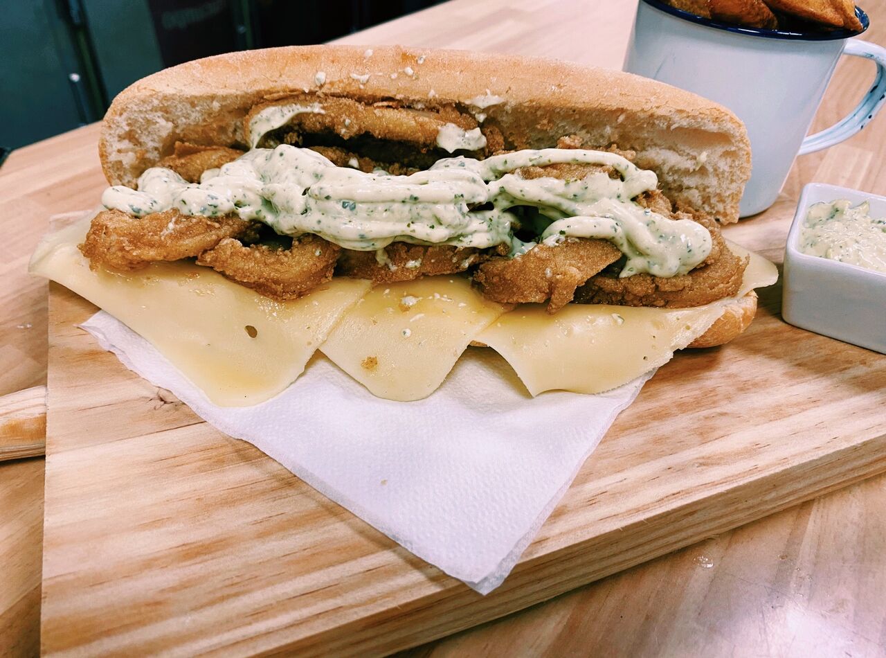 ¿Cómo resistirse a este bocadillo de calamares, queso y alioli? ? ¡Qué chévere!