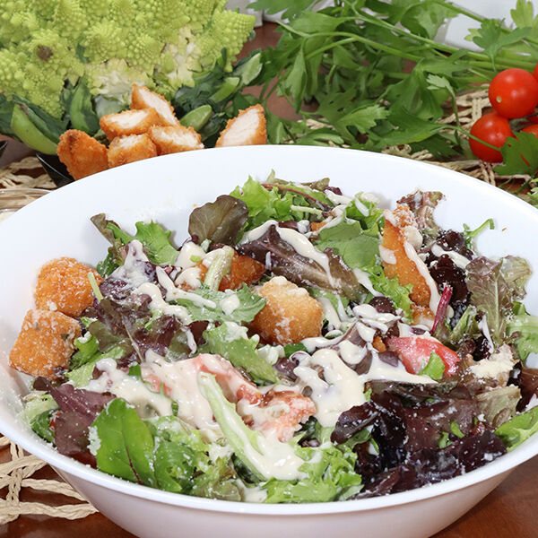 #CesarSalad
Ensalada Cesar con Lechuga, tomate, pollo crujiente, pan tostado, queso partisano y salsa cesar.