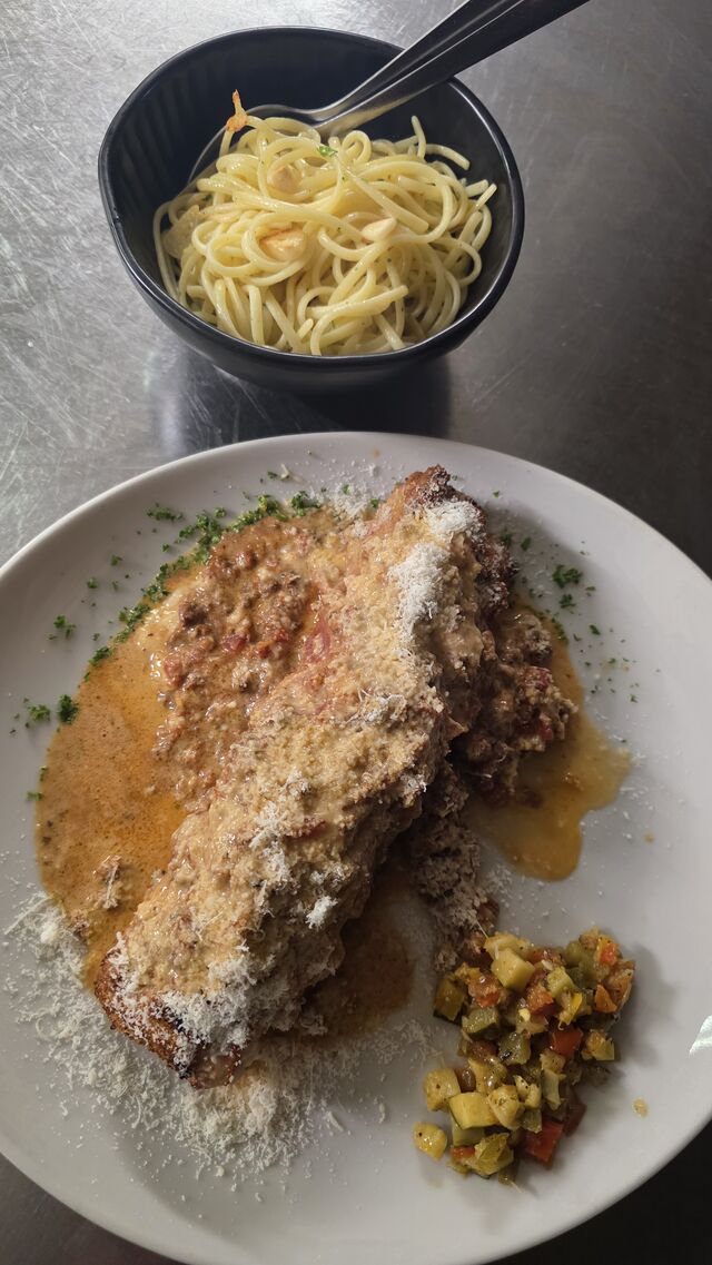 Cordon Bleu du Moment - Couvert de Jambon cru, Parmesan & Bolognaise Maison