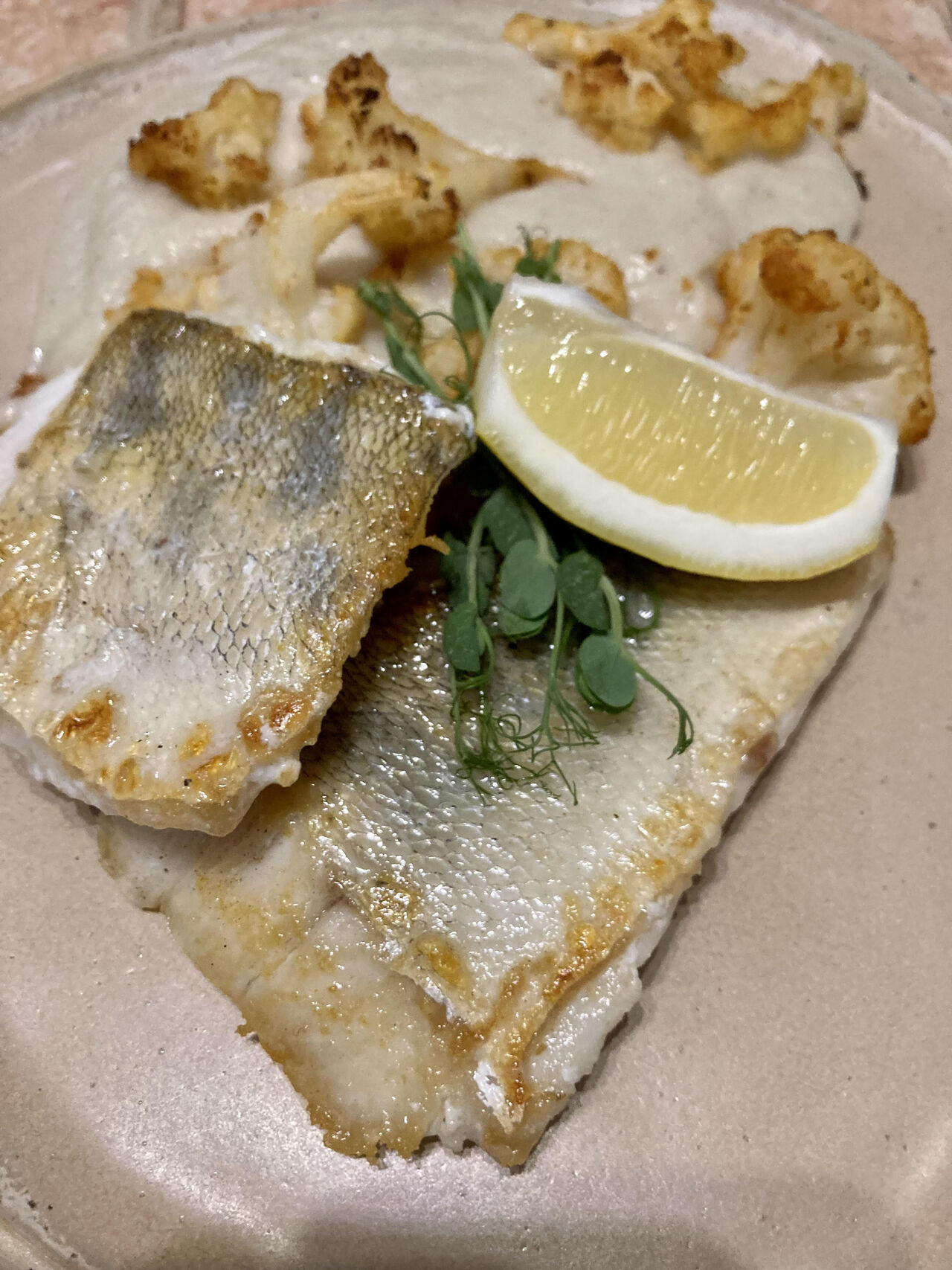 Grillezett fogasfilé, karfiolpüré, sült karfiol