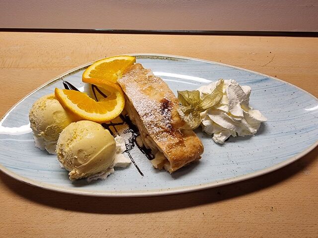 Apfelstrudel mit Vanilleeis