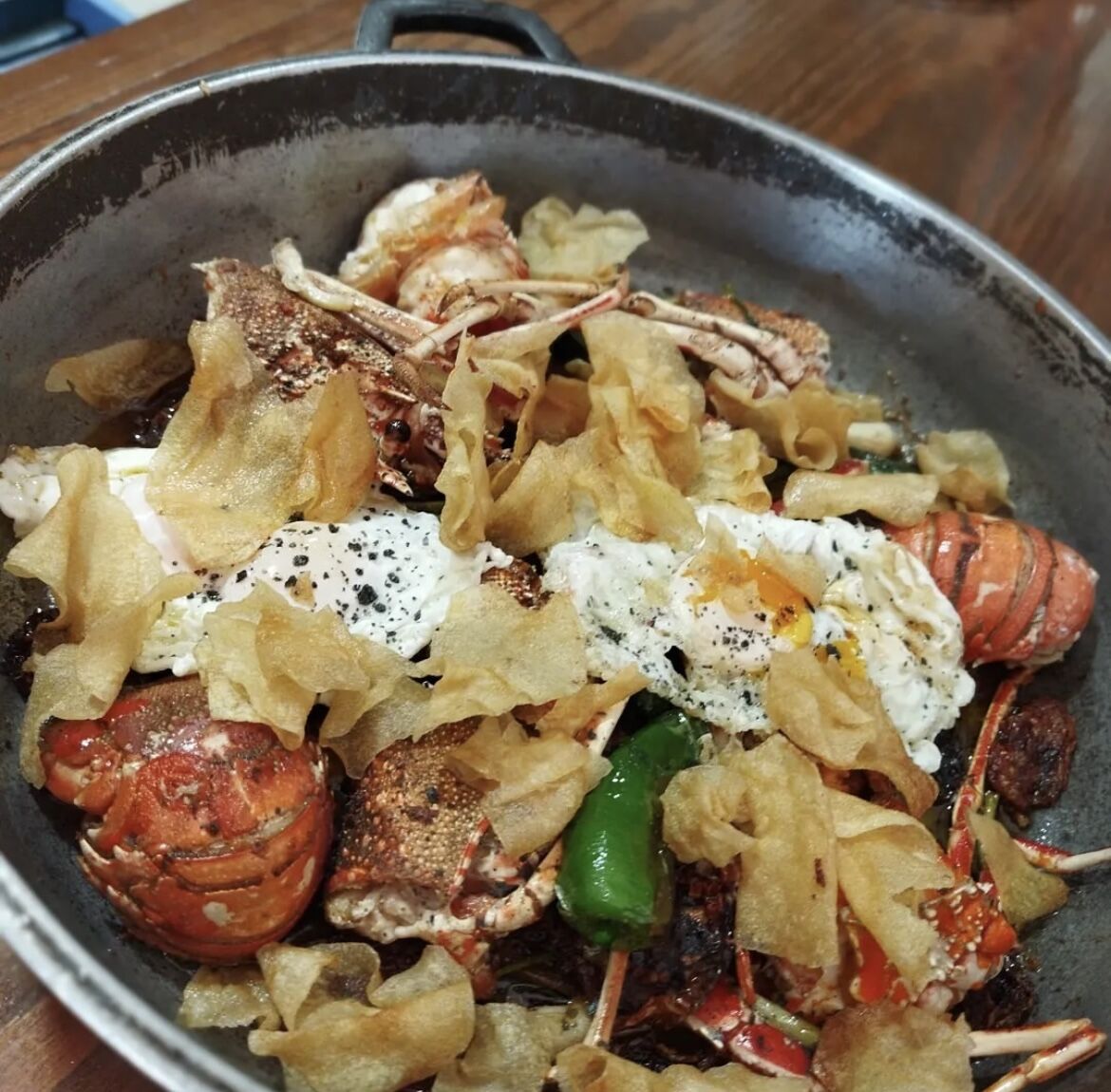 Langosta con ajetes y huevos fritos