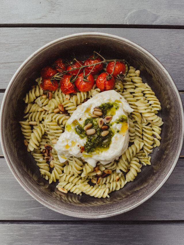 Fusilli mit MANO’s Pesto, Burrata & Kirschtomaten aus dem Ofen