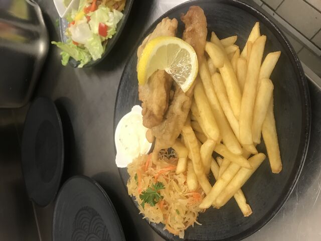 Fisch mit Remouladensauce und Pommes 