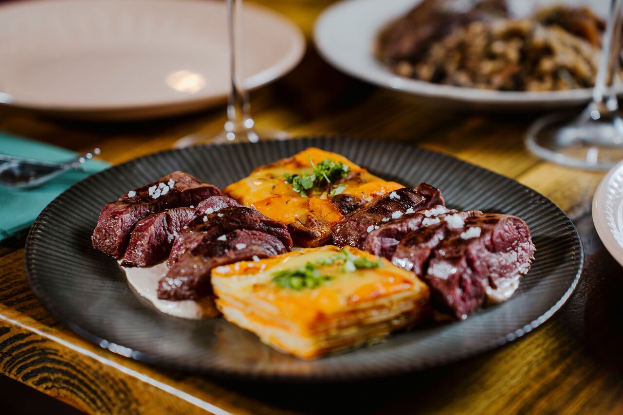 Lombinhos de Veado Ibérico, gratinado de batata e pastinasca, molho de moka
