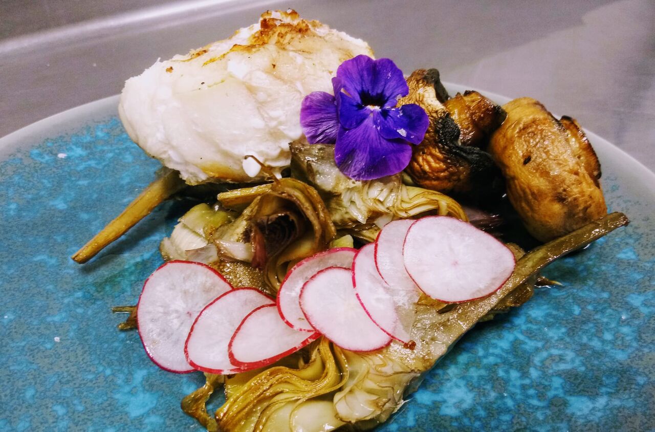 Rape braseado con alcachofas y rabano