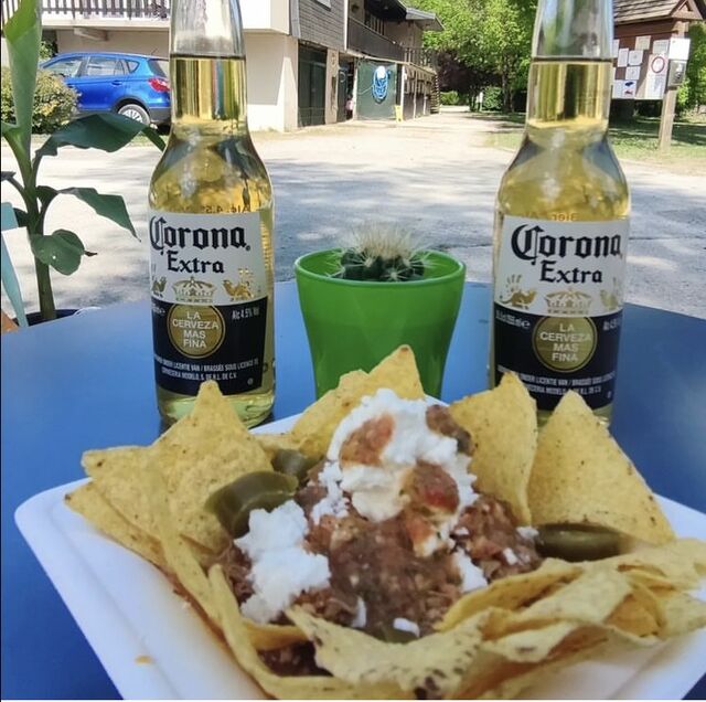 Nachos : totopos, viande, haricots rouges, crème, fêta
Existe aussi en veggie 