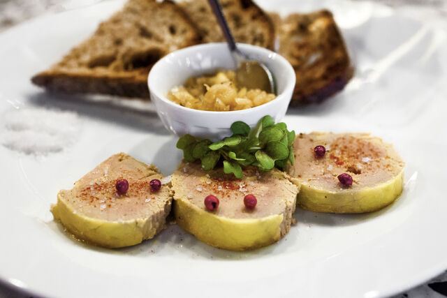Foie gras de canard mi-cuit maison, chutent kiwi et confit d'oignons
