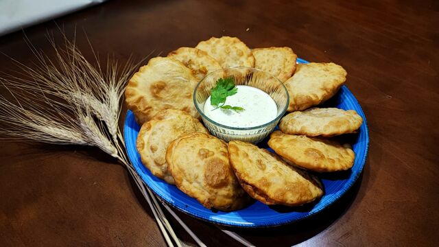 Pastelitos Andinos con nuestra deliciosa salsa tártara 