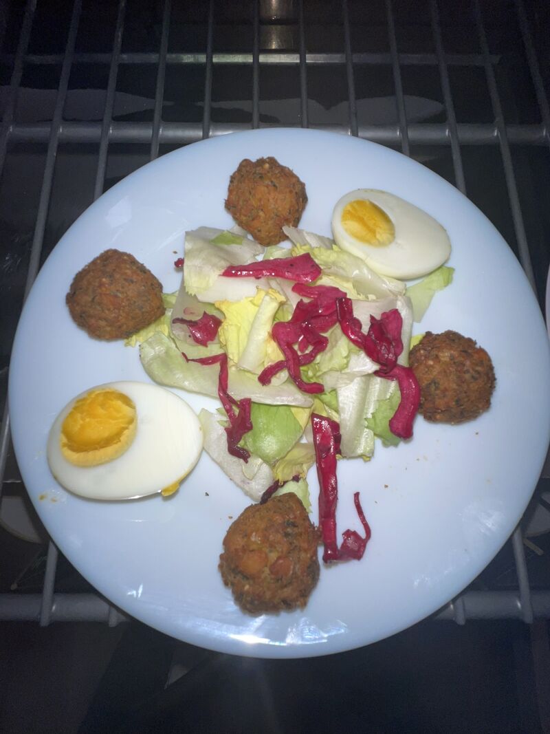 Assiette de salade accras et oeufs 