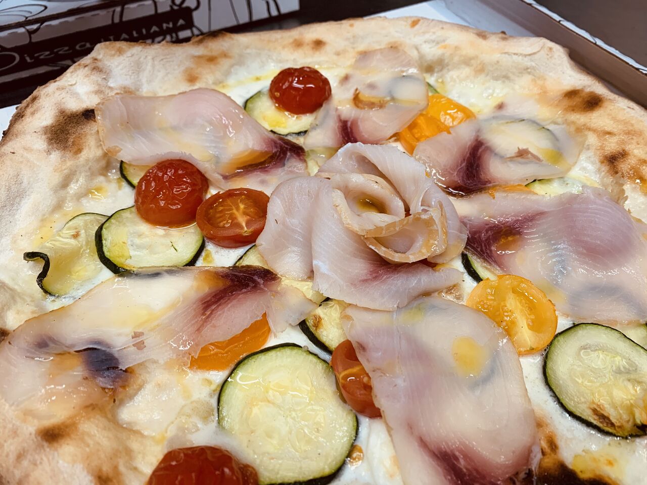 Bianca spada, zucchine e pomodorini colorati