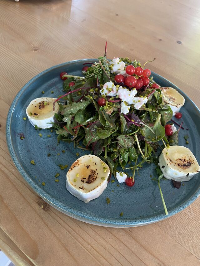 Wildkräuter Salat mit flambierten Ziegenkäse