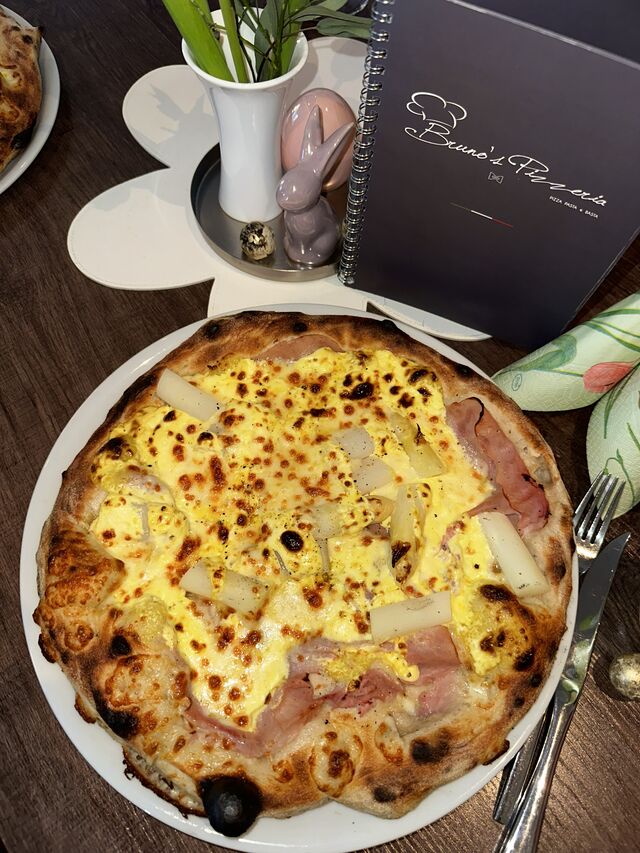 Pizza Spargel mit Sauce Hollandaise & Schinken