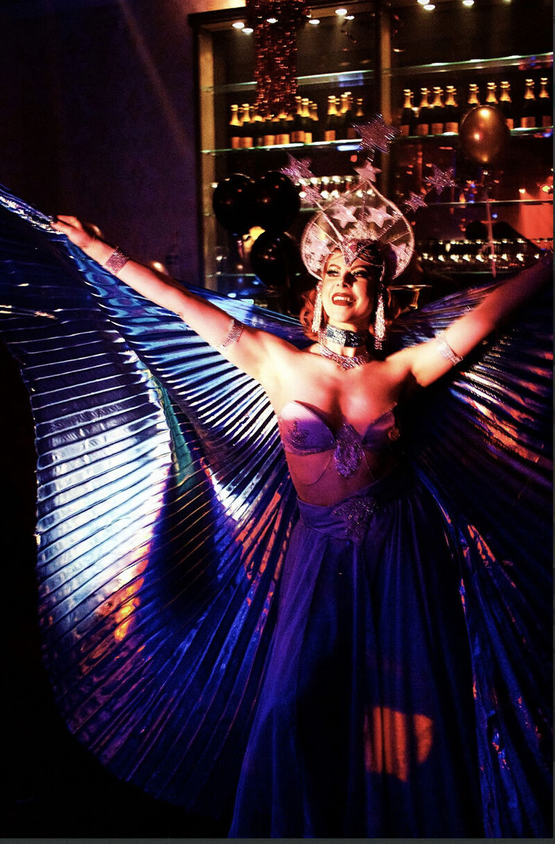 Foxic Poison erweckte die Burlesque Göttin in sich! Als funkelnder Stern im Universum der New Burlesque. 