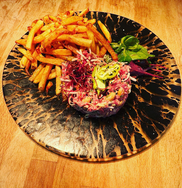 Le tartare de bœuf au couteau thaï, frites maison 