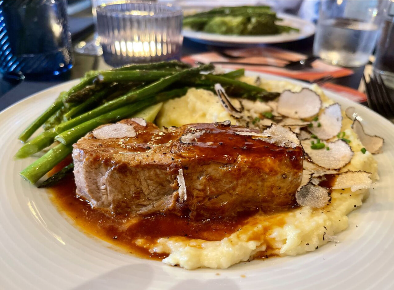 Kalbsfilet mit grünem Spargel, Kartoffelpüree und Trüffel