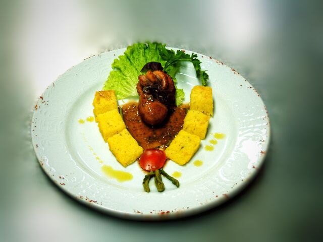 Hobotnica u umaku i palenta sa šparugama