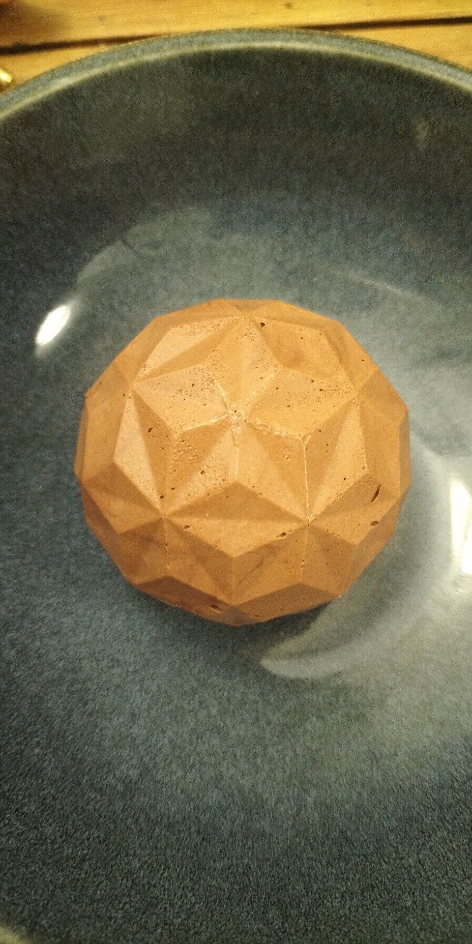 Le chocolat banane flambée. Mousse de chocolat noir, insert de mousse banane, banane flambée et biscuit noisette