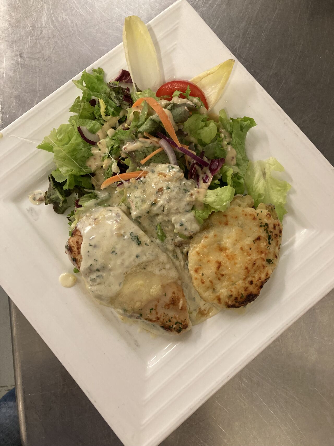 filet de poulet gratiné au comté et aux noix, et sa pomme de terre au four