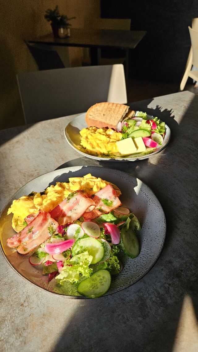 Rührei mit Honig Bacon